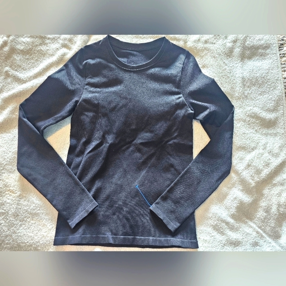 NWT women’s OQQ scoop neck crop top. Medium - long sleeve